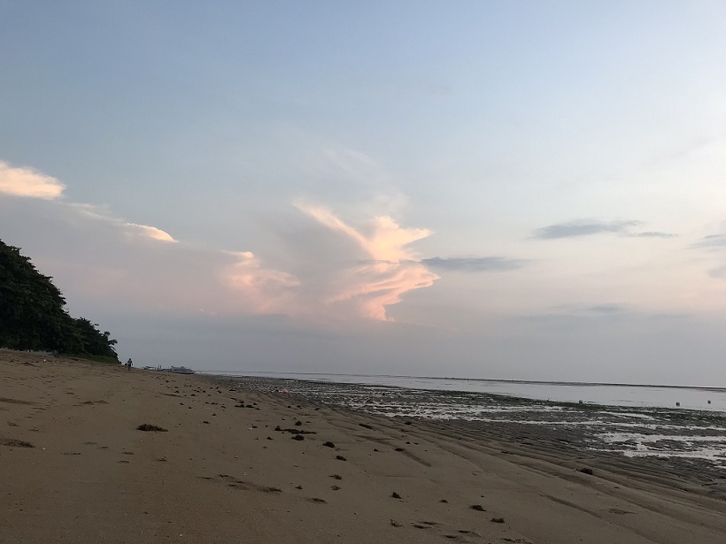 サヌールの朝日を見て海岸沿いを散歩